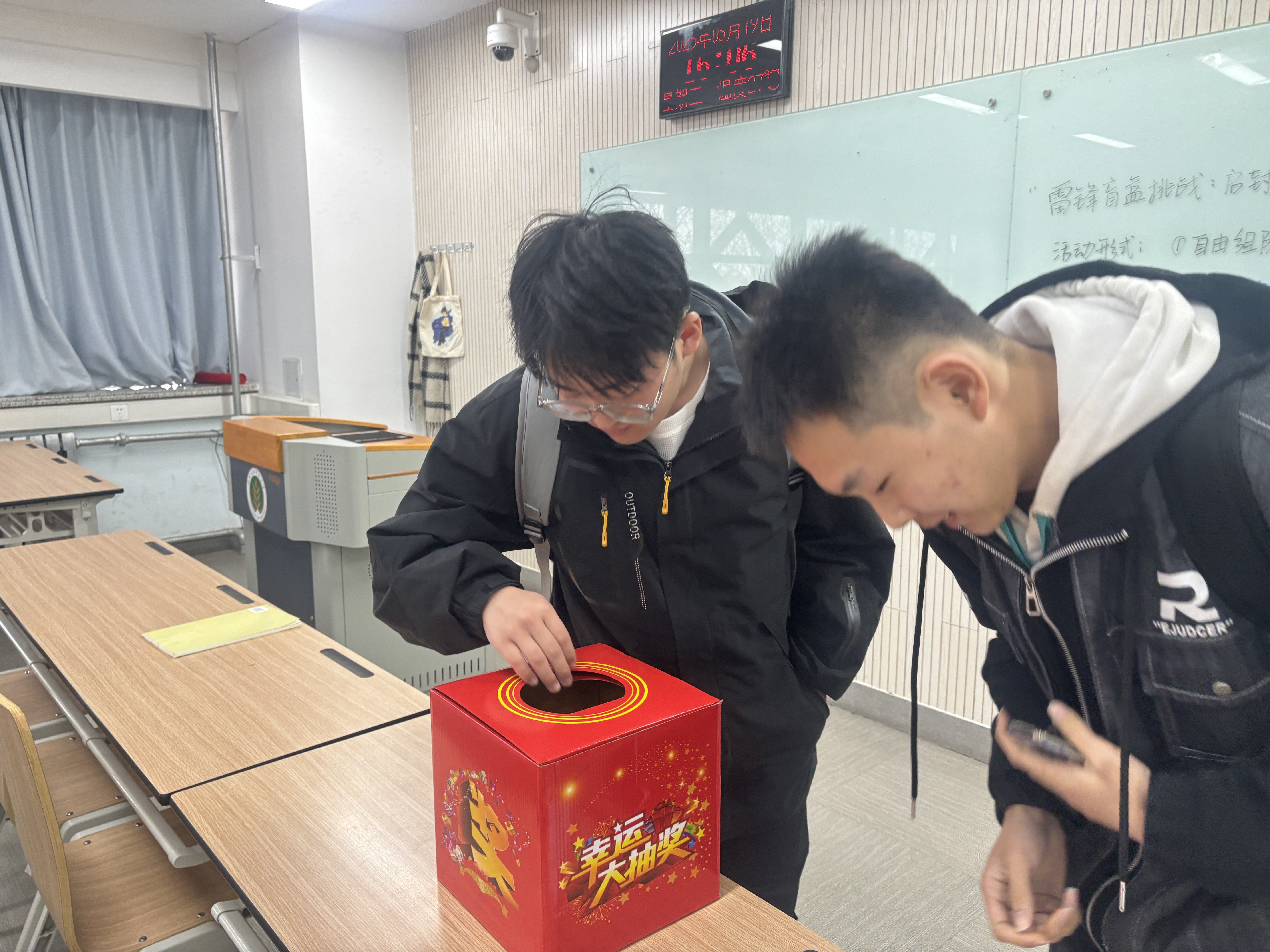 学生们在抽取盲盒 (1).jpg