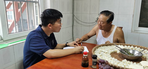 e80fcb46f60a48a3a8368f7e867d3f77.jpg 调研队队员进行羊奶粉成效检测.jpg